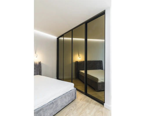 Dormitor cu pat și dulap cu uși glisante cu oglinzi