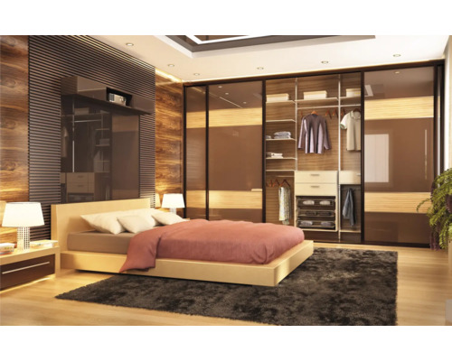 Dormitor modern cu perete din lemn, pat și dulap cu uși glisante