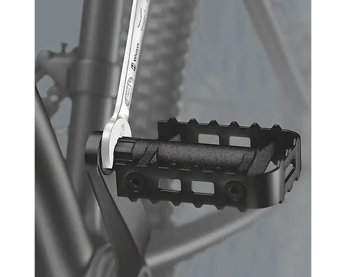 Pedala bicicletei este montată cu o cheie.