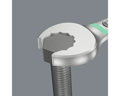 O cheie fixă prinde o piuliță pentru a o strânge.