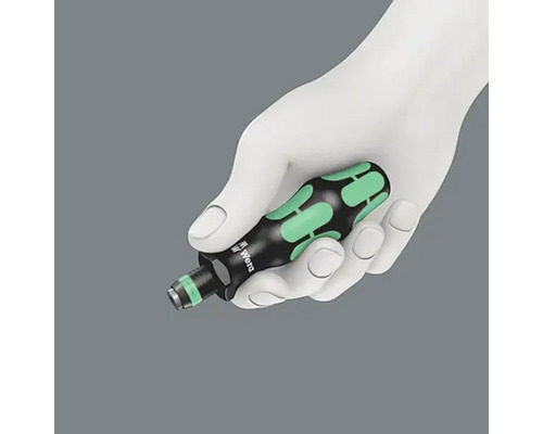 Șurubelniță cu logo Wera într-o mână