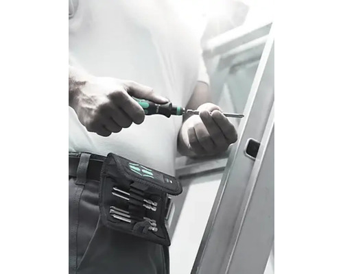 Bărbat cu set de șurubelnițe și biți interschimbabili la curea