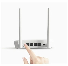 Vedere din spate a unui router wireless cu antene și porturi LAN