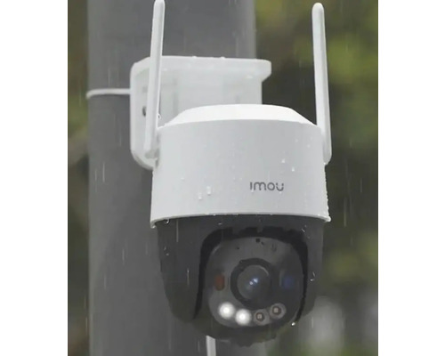 Cameră de supraveghere Imou cu antene pe un stâlp în ploaie