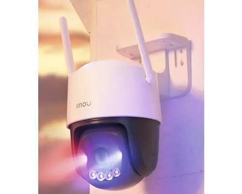 Cameră de supraveghere cu antene și lumină infraroșie montată pe un perete