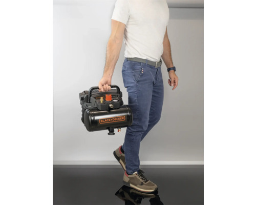 Bărbat care poartă un compresor portabil Black+Decker