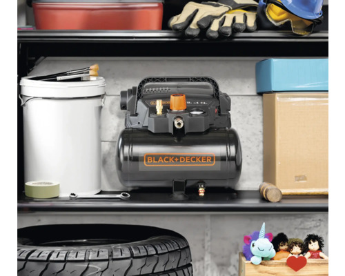 Scenă cu un raft cu instrumente și un compresor BLACK+DECKER.