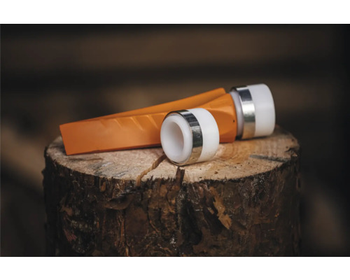 Pană de despicat lemn din plastic cu două inele de impact pe un ciot de lemn