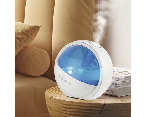 Umidificator cu rezervor de apă transparent pe o masă