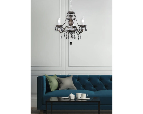 Candelabru de cristal deasupra unei canapele în camera de zi.