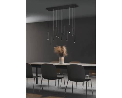 Masa de sufragerie cu scaune și o lampă suspendată cu mai multe lumini