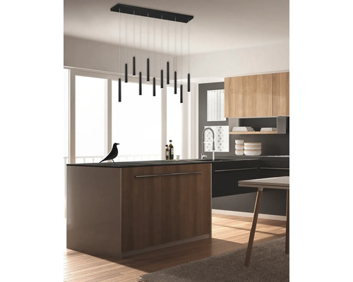 Bucătărie modernă cu insulă și corp de iluminat suspendat negru