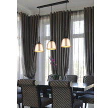 Masa de sufragerie cu lampă triplă suspendată ca iluminat elegant