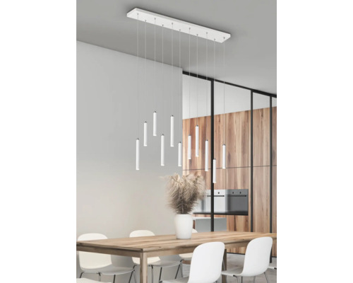 Sufragerie cu masă, scaune și o lampă suspendată cu mai multe becuri.