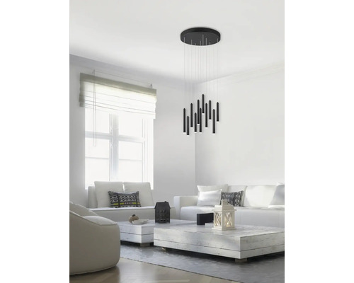 Cameră de zi cu lampă suspendată neagră și mobilier alb