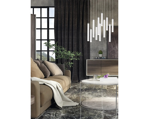 Cameră de zi cu canapea, măsuță de cafea și lampă suspendată