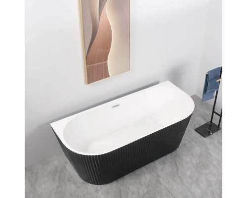 Cadă de baie independentă cu exterior striat, închis la culoare și interior alb într-o baie.