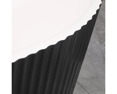 Prim-plan cu un ghiveci de flori cu margine ondulată