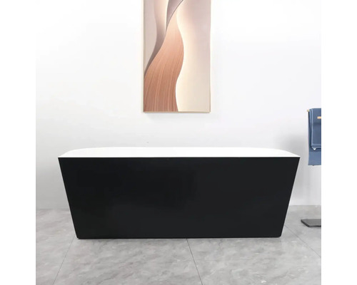 Cadă freestanding într-o baie modernă cu o operă de artă pe perete