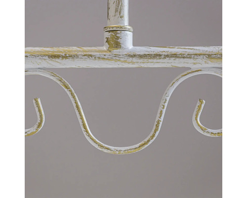 Prim-plan cu un cuier alb cu accente aurii