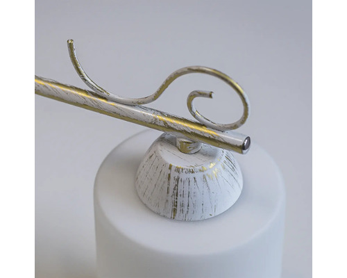 Imagine detaliată a unei lămpi de tavan cu abajur alb și elemente decorative aurii