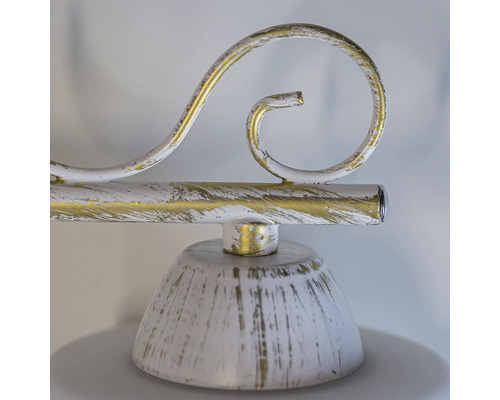 Prim-plan cu o lampă cu un element metalic curbat