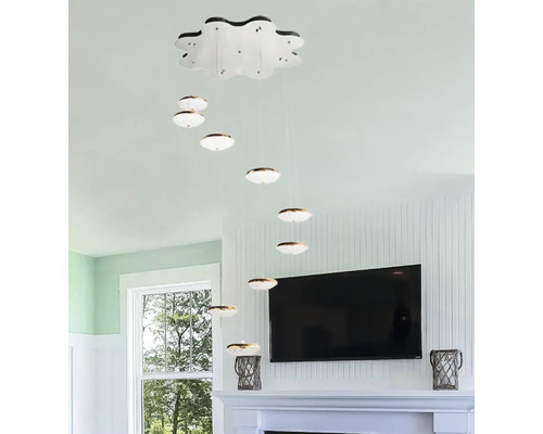 Aspect modern al camerei de zi cu lampă suspendată decorativă