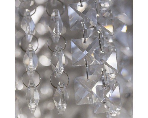 Prim-plan cu pandantive de cristal pe o lampă