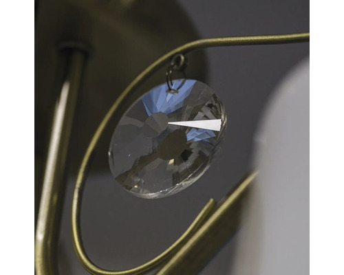 Detalii ale unei lămpi suspendate cu pandantiv de cristal