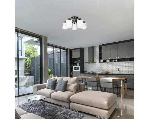 Cameră de zi cu canapea, zonă de luat masa și plafonieră cu abajururi din material textil