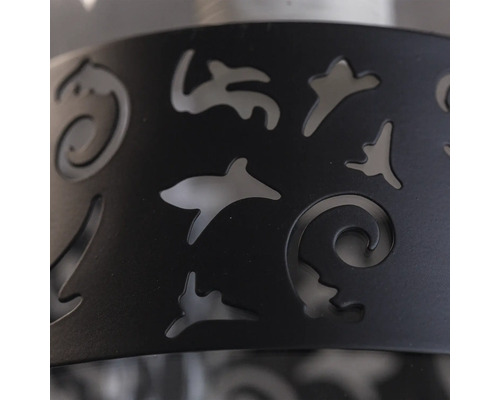 Detaliu al unei lămpi negre metalice cu decupaje decorative