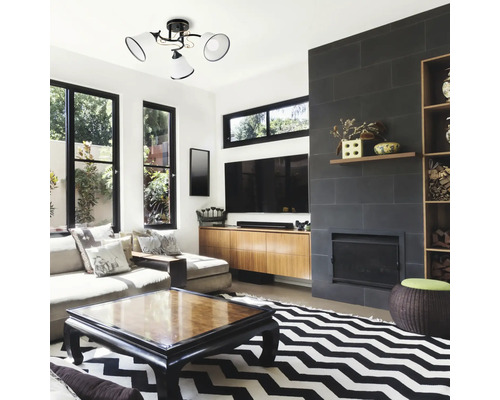 Cameră de zi cu plafonieră, canapea, televizor și șemineu