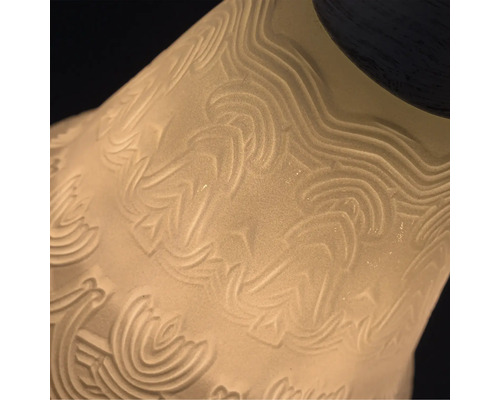 Prim-plan cu un abajur cu model