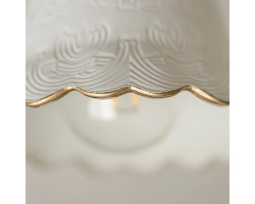 Prim-plan cu o lustră cu model și margine aurie