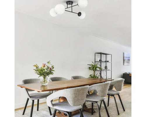 Sufragerie cu masă, scaune și lampă de tavan cu abajur sferic