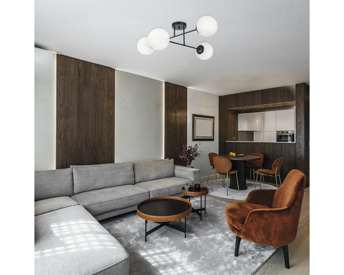 Living cu canapea, fotoliu, măsuțe de cafea și plafonieră cu mai multe corpuri de iluminat