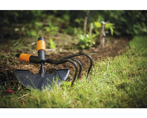 Unelte de grădinărit: sapă și cultivator în grădină