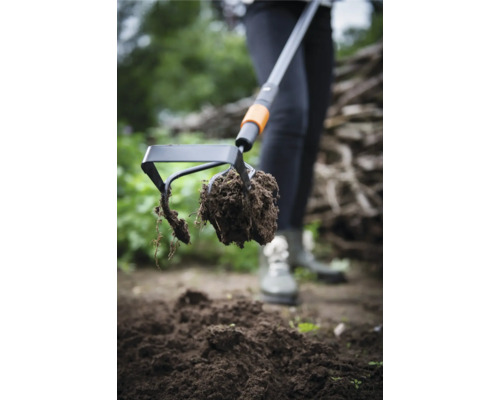 Săpăligă de grădină cu pământ în uz