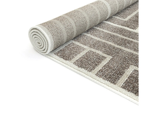 Covor rulat cu model geometric