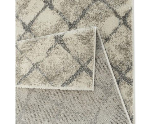 Covor cu model geometric în romburi