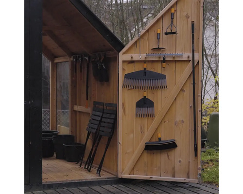 Dulap de grădină deschis cu unelte de grădinărit și scaune