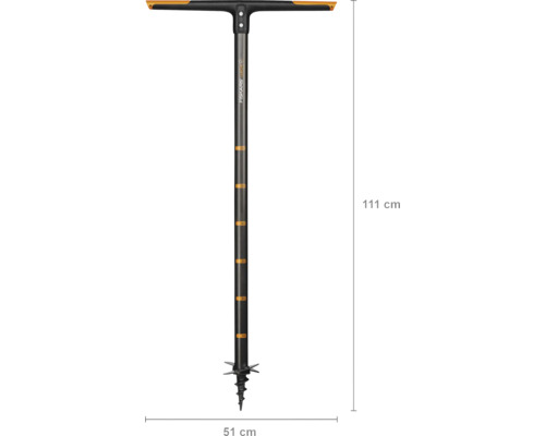 Burghiu de pământ Fiskars QuikDrill cu o lungime de 111 cm și o lățime de 51 cm.