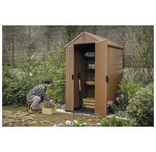 Scenă de grădină cu magazie de scule, unelte de grădină și grădinăreasă