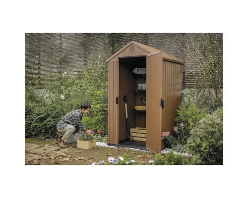 Scenă de grădină cu magazie de scule, unelte de grădină și grădinăreasă