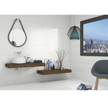 Baie modernă cu chiuvetă, oglindă și obiecte decorative