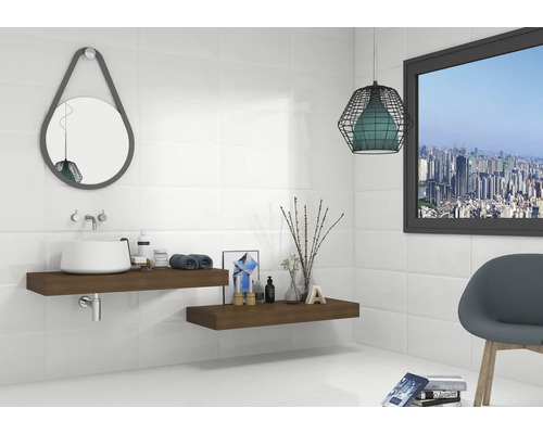 Baie modernă cu chiuvetă, oglindă și obiecte decorative