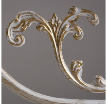 Ornament cu motiv de frunze pe o piesă de mobilier
