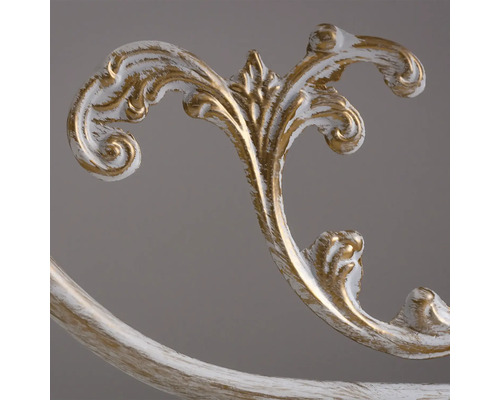 Ornament cu motiv de frunze pe o piesă de mobilier