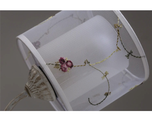 Abajur din material alb cu model floral