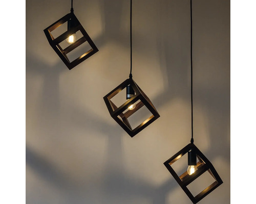 Trei lămpi suspendate cu rame din lemn în formă de cub și becuri.